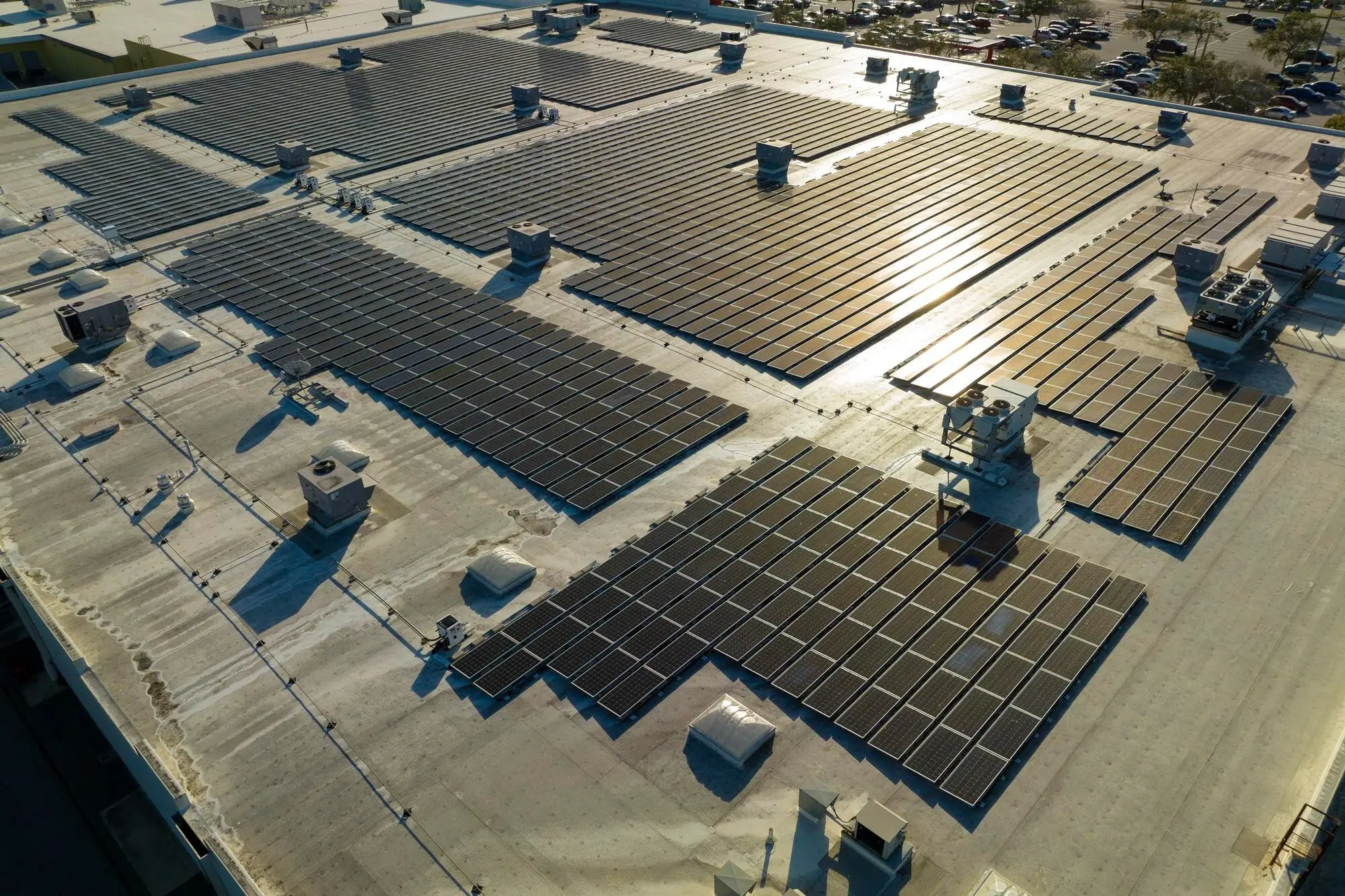 Photovoltaik auf dem Flachdach einer großen Gewerbehalle