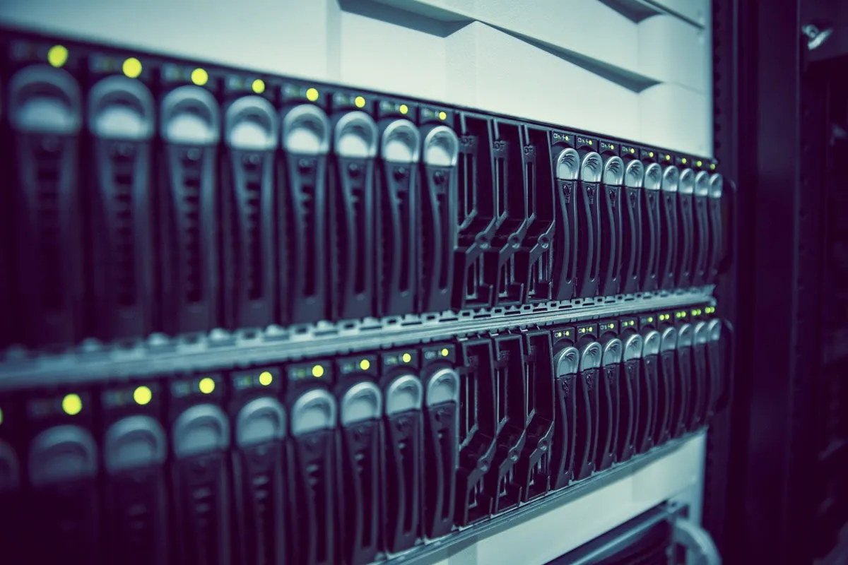 Netzwerkkabel und Server in einem Rechenzentrum
